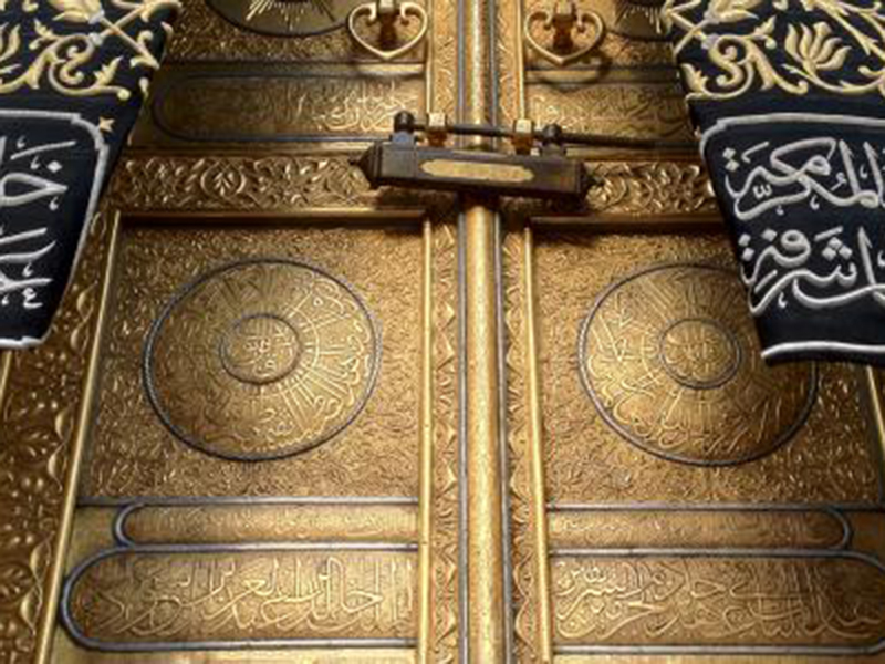 اضغط لمشاهدة الفيديو: حاج يحاول فتح باب الكعبة بالقوة!